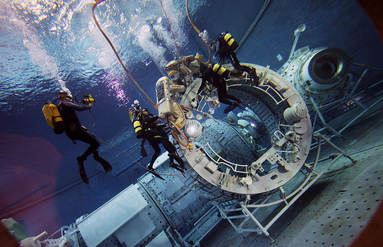 Crew training in the neutral buoyancy laboratory